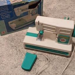 Vintage Kinder Nähmaschine 8130, Lochstich
Für kinder über 8 Jahren
Keine Nadel Keine Kabel
Benötigt werden 3 Um1 Batterien