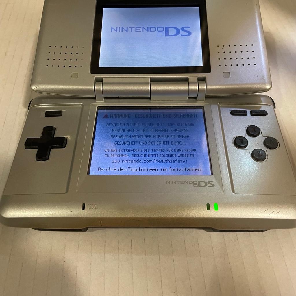 Hallo zusammen,

Ich verkaufe hier Nintendo DS Classic in Silver. Kann DS sowie Gameboy Spiele abspielen.

Der Verkauf erfolgt unter Ausschluss jeglicher Gewährleistung.

Gerne auch Tausch gegen Videospiele möglich (Nintendo Gameboy, SNES, NES, N64, Playstation 1)