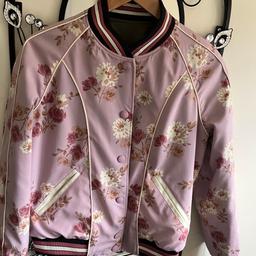 COACH ladies reversible varsity/bomber jacket size small 8/10
Pink floral side effect
Green sheen
Pockets with both versions
Zip fasten
Striped cuffs, collar and hem
Size small 8/10
Post only payment via Shpock or PayPal