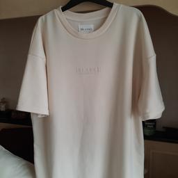 Blank Essentials tshirt size XL
please note some bobbling of the material & very small mark on front (see pics)