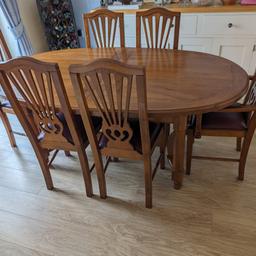 Oak extendable Dining Table and 8 Chairs (2 Carver and 6 Normal). Table sizes are 
normal 1.9m
1 extension 2.3m
2 extensions 2.7m.
Also has a heatproof padded cover and comes with 4 spare seat inserts.
Viewing welcome. Call 07791 941588.