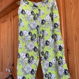 Never worn these calf length, flared summer trousers.
They have a elasticated waistband at the back,  no fasteners and 2 flattering pockets.
Will fit a size 8 person.