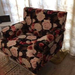 Ladies arm chair flowery design in excellent condition buyer to collect £50 ono