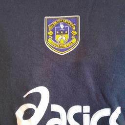 i dont know much about this top i just know from crest it must have been a sweater for Leeds Rugby league which i think was before they changed to rhinos.  only sekling low price for my lack of knowledge.  thankyou