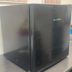 Russell Hobbs Black Small Fridge (Dimensions are (H)49.2 x (W)47.2 x (D)45CM

Pick-up only please.

Barely been used at all, pretty much nearly brand new, no damages, completely clean etc.
