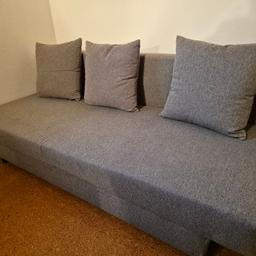 Verkaufe kaum genutzte Couch mit Ausziehfunktion. Breite 1,9m, tiefe 0,85m, ausgezogen 1,4m.