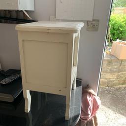 Small wood unit
Ideal for refurbishing
Good for bedside cabinet or side table