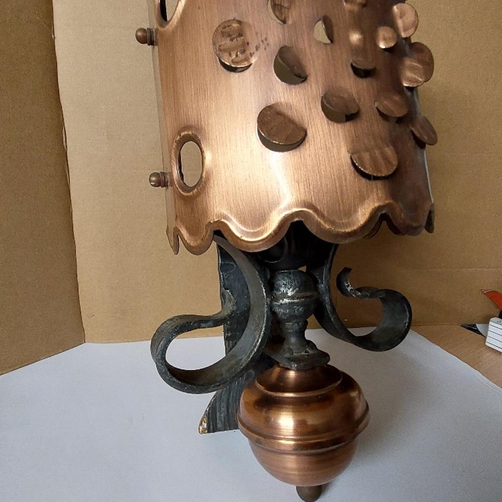 Verkaufe gebrauchte schmiedeiserne Wandlampe mit Kupferschirm! Höhe ca 32 cm, Fassung E 27! Versand gegen Aufpreis möglich