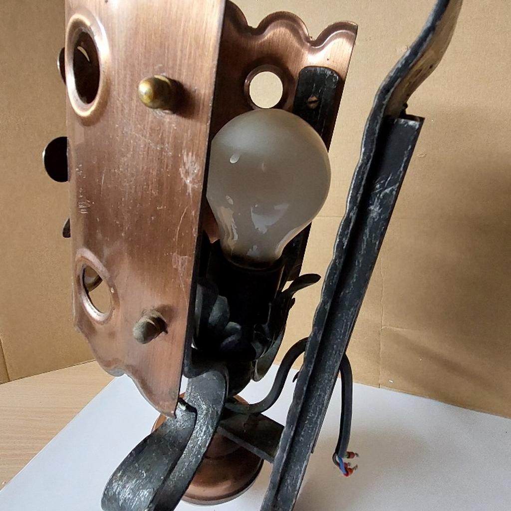 Verkaufe gebrauchte schmiedeiserne Wandlampe mit Kupferschirm! Höhe ca 32 cm, Fassung E 27! Versand gegen Aufpreis möglich