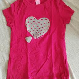 Wunderschönes Rosa T-Shirt mit silbernen Herzen drauf. Von Dopodopo in Größe 104