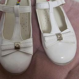 Kinder Schuhe in Größe 31 von der Marke Polaris.
Die Schuhe wurden einmal getragen zu einer Hochzeit sie sind in einem sehr guten Zustand. Preis ist VHB
Keine Garantie keine Rücknahme da Gebraucht.