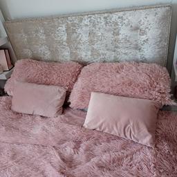 crushed velvet double bed 
champagne colour
6mths old
immaculate condition