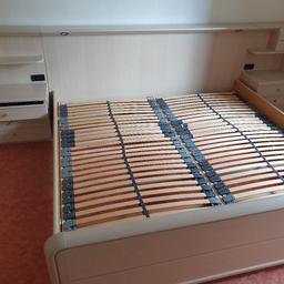 Bettanlage Doppelbett Holz mit Einbauleuchten geweißt 
Maße: Bett 2 x 2 m, Gesamt mit Nachtkästchen 3,3 m
Sehr gut erhalten 
Nichtraucherhaushalt 
Privatverkauf, keine Garantie/Gewährleistung und Rücknahme. 
Abholung in 90425 Nürnberg