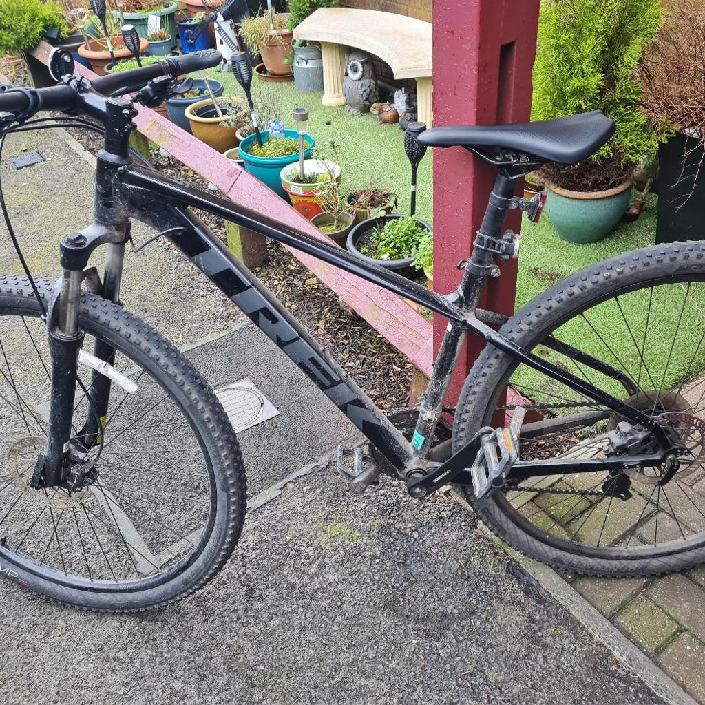 Great bike,regularly serviced but dose need a new back tyre.Comes.with stand pump.Really good condition
.