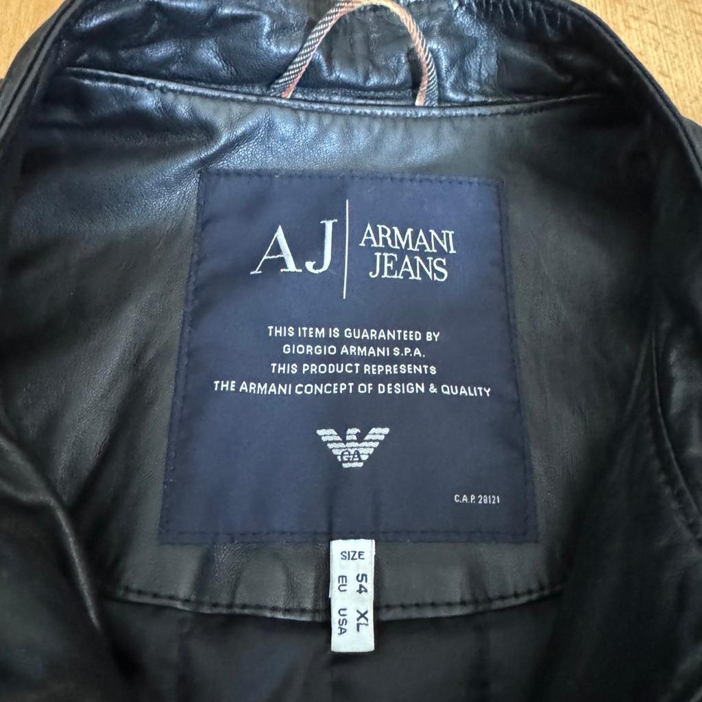 Extrem hochwertige Armani Jeans Lammleder-Jacke. Top-Zustand ohne Beschädigungen. Die Jacke ist Original und der Neupreis lag bei 530€. Größe 54.