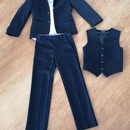 3-teiliger dunkelblauer Anzug v. C&A inkl. weißes langarm Hemd., alles Gr. 128, normal geschnitten. 2x getragen, sehr schöner Zustand.

Versand bezahlt Käufer