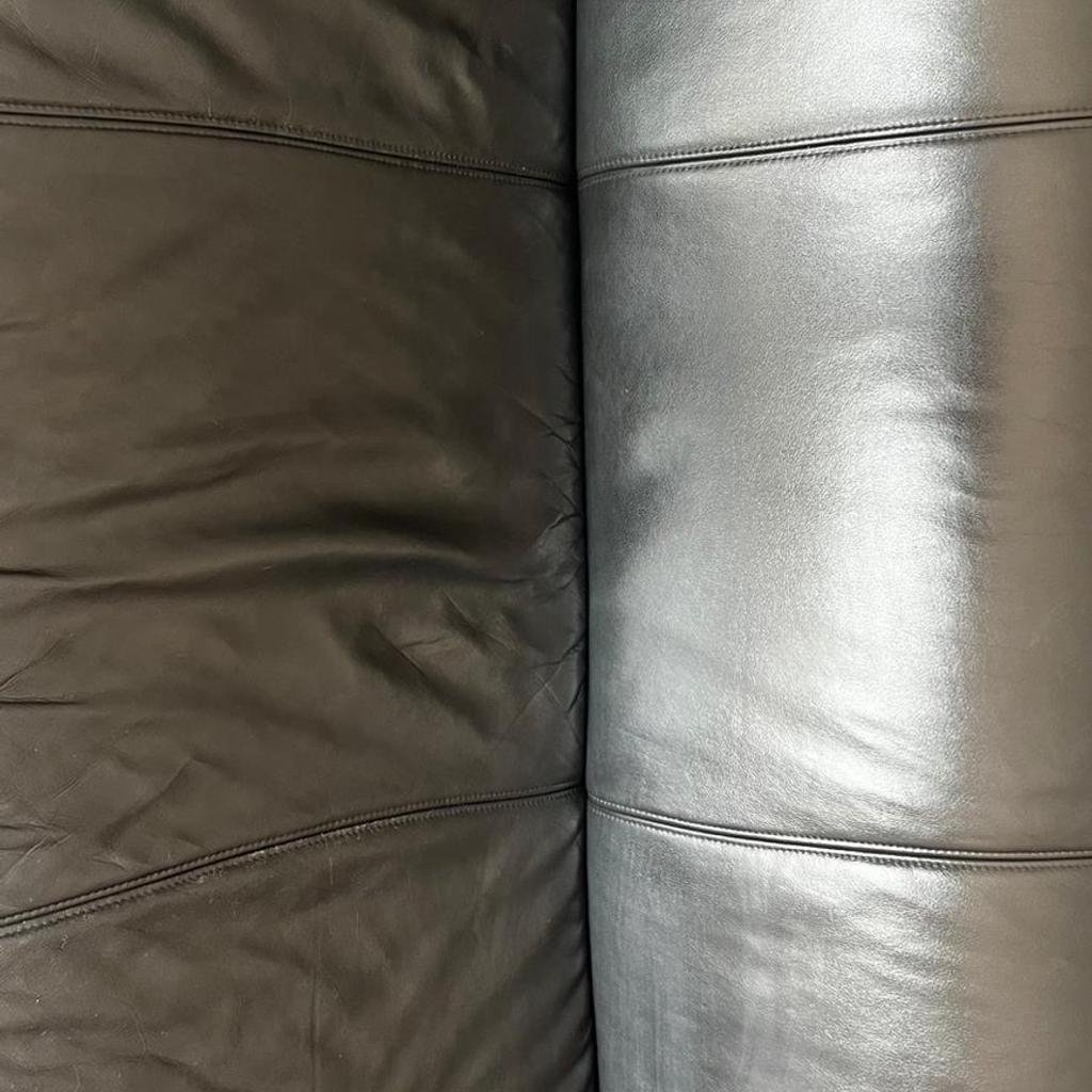 2 Ledercouchen ca. 200cm in guten Zustand abzugeben . Eine Couch hat sichtbare Abnutzungserscheinungen wie auf dem Bild sichtbar die andere nicht .
Bei Interesse einfach melden .