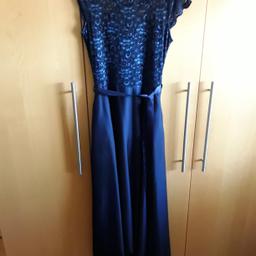 Wunderschönes Swing Kleid  in dunkelblau, oben Spitzen,hinten etwas länger, Kleid einmal getragen.
Verkaufe es zum halben Preis.Gr.38/40