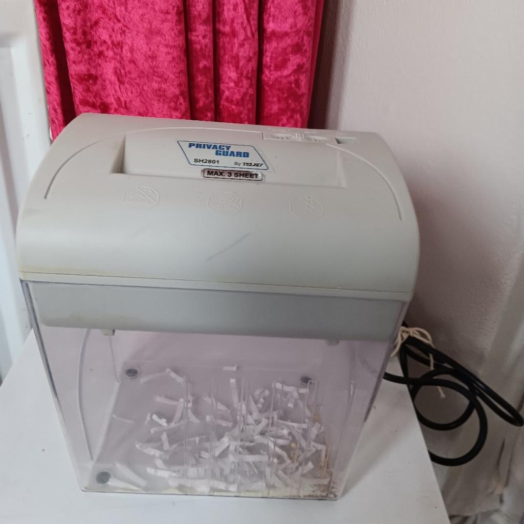 Small desk shredder in good working order COLLECTION FROM EASTHAM CASH ONLY