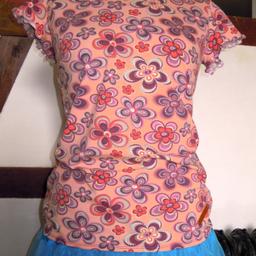 Melönchen T-Shirt mit Blumenmotiv, Flügelärmel und Rollsaum. Großer Rückenausschnitt mit Masche
Brustabnäher für perfekte Passform. 
Größe XL (42)