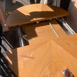 Verkaufe einen ausziehbaren Echtholztisch.