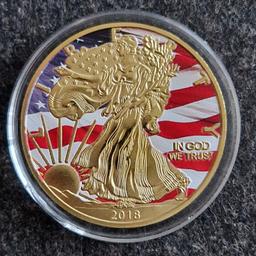 Sehr schöne collierte und vergoldete American Eagle Münze in Kapsel.