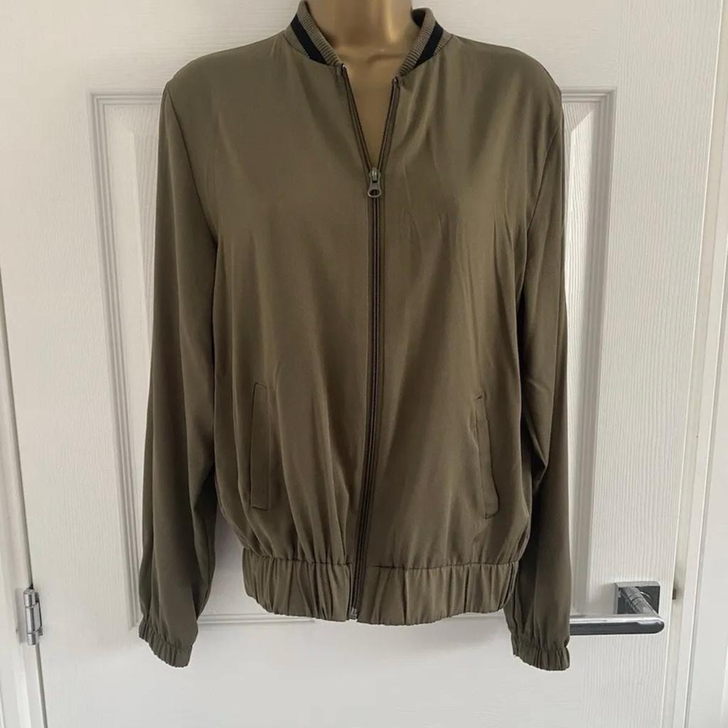 Atmosphere Primark Women's Lightweight Bomber Jacket
Size 10
Excellent Condition
Khaki Green Colour
Front Pockets

Approx Measurements:
Armpit To Armpit: 19½ inches
Front Length: 23 inches

100% Polyester
Machine Washable

From A Smoke And Pet Free Home
Selling Due To A Massive Clear Out, Please See My Other Items As Happy To Combine Postage
All Measurements Taken With Garment Lying Flat On Floor