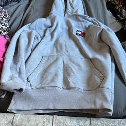 Grey Tommy jeans hoodie 
Good condition worn a few times but still looks spot
On 

Suitable for men or women 😄