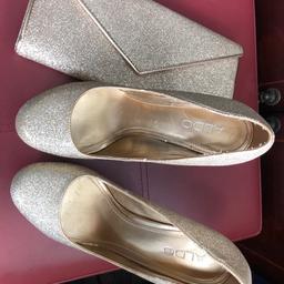 ALDO Gold stilettos with matching clutch bag in fair condition small mark on left heel. Wore only once
Size 5 (38 EU)
Collection only cash
