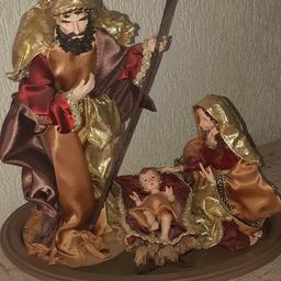 natività artigianale.  sei pezzi. con abiti in tessuto barocco. 35 cm. Gesù, GIUSEPPE e Maria e i tre re Magi. 100euro tutto il blocco