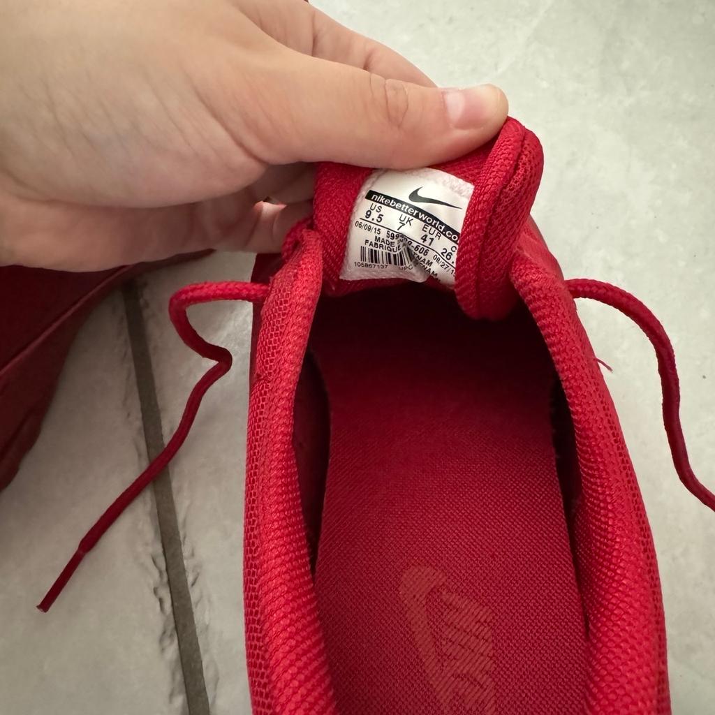 Ein Mal getragene Nike Air Max Thea in der Farbe rot für Damen zu verkaufen.
Größe 41 (fällt meiner Meinung nach etwas kleiner aus).
Keinerlei Mängel.
Neupreis: ca. 170€.
Ich verkaufe dieselben Schuhe auch in der Farbe silber - bitte meine Anzeigen beachten.
Versand bei Übernahme der Kosten möglich. Zahlung über PayPal.
Privatverkauf - keine Rücknahme - ohne Gewähr - keine Garantie.