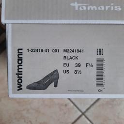 Tamaris Pumps aus veganem Material, schwarz Größe 39. Leider mit Socken im Laden probiert und jetzt passen sie mir mit Seidenstrumpfhose nicht. Daher komplett neu und ungetragen. Etikett hängt am schuh