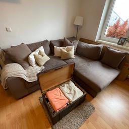 Verkaufe mein schönes gemütliches Sofa inklusive Couchtisch und kleinem Teppich sowie separatem Couchteil mit dem man das Sofa zu einer großen Liegewiese machen kann.

Maße Couch 230X185
Maße separates Couchteil 80x95