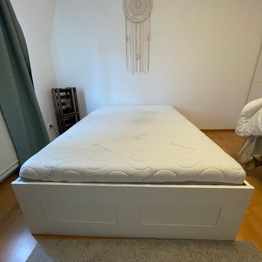 Verkaufe ein Ikea Bett Brimnes inkl Matratze, beides in Top Zustand. Matratzenbezug kann abgezogen und gewaschen werden. Bett hat 4 Bettkästen, alle noch voll funktionsfähig da nur wenig drin verstaut wurde.