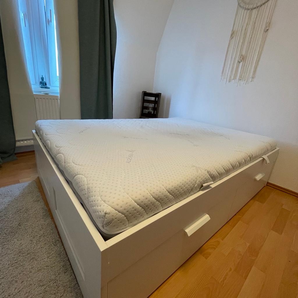 Verkaufe ein Ikea Bett Brimnes inkl Matratze, beides in Top Zustand. Matratzenbezug kann abgezogen und gewaschen werden. Bett hat 4 Bettkästen, alle noch voll funktionsfähig da nur wenig drin verstaut wurde.