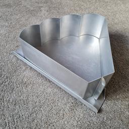 Aluminium Cake tin. Size 25x28x7cm. Used but in good clean condition £10