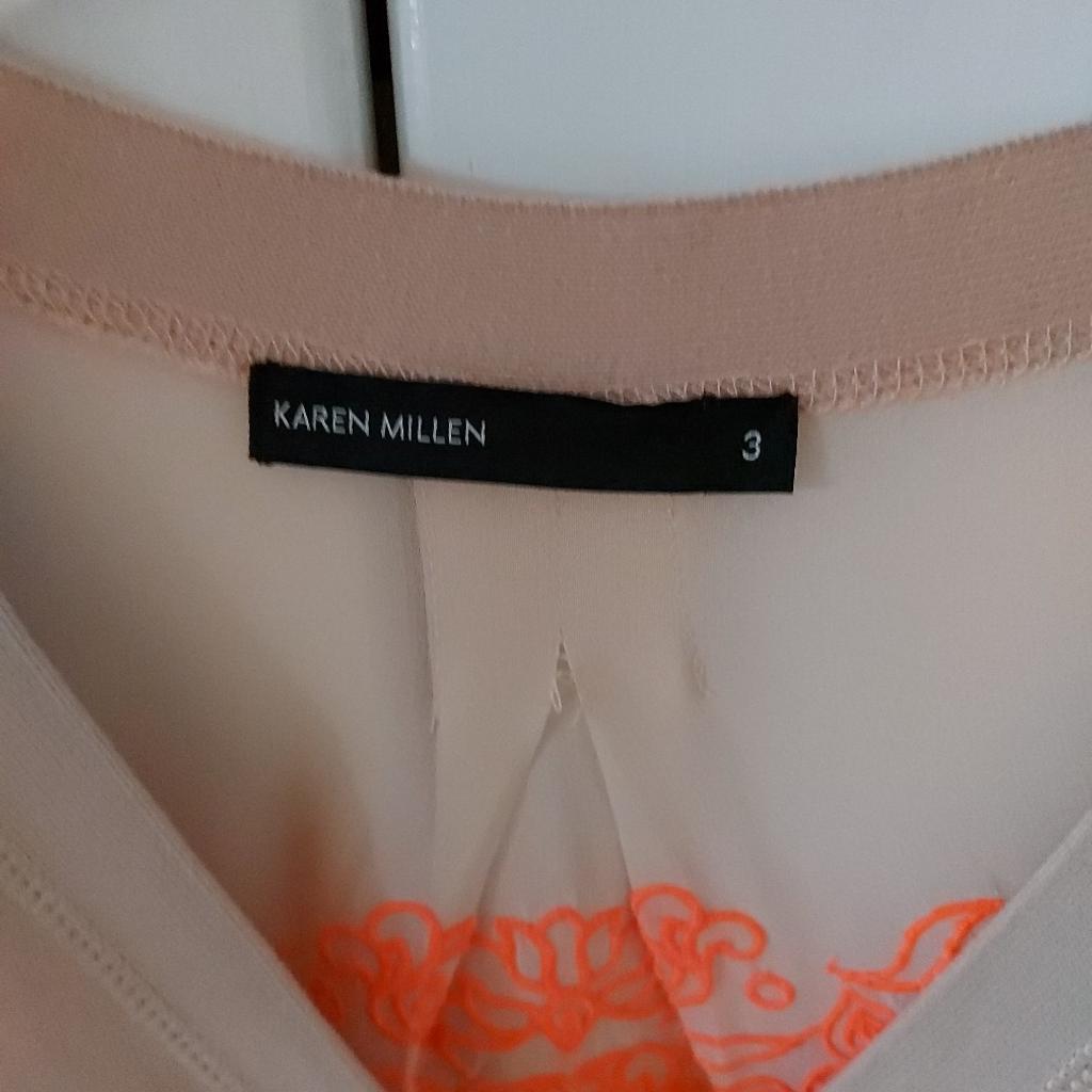 Strickjacke von Karen Millen in der Farbe Rose /Nude mit einem Rückenteil aus Seide mit einer Applikation in Pink .Jacke aus 100% Baumwolle