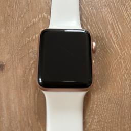 Apple Watch Series 3
42mm Case Gold Aluminium
Mit Ladekabel
Mit Sport Band Pink Sand & Sport Band White
Ein ganz feiner Kratzer ist im Display