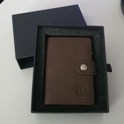 - Farbe : braun
- RFID Schutz
- Automatisches Pop-up-Wallet

Neu unbenutzt ist noch Orginal verpackt.Zzgl.Versand