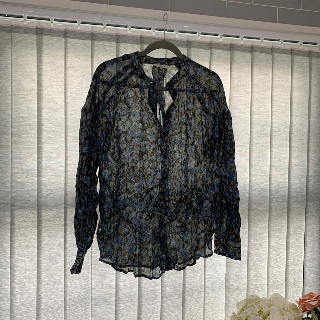 Brand new next blouse
Black blue and gold threads all over
Prettier than pictures as I can’t capture the colours
U.K. 12