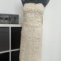 Wunderschönes Kleid von Zara im Spitzenlook aus der W&B Collection
Farbe: weiß/ivory 
Größe M/38
Hinten mit Reißverschluss 
Einmal getragen 

Versand als Päckchen für 5,50€
