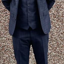 Full suit only worn once for prom. Trousers have been worn twice for prom and interview, so is in excellent condition.
Jacket, trousers, suit jacket and shirt.
Suit is navy check with white shirt. Shirt not from Next. cost over £100 for full suit.
Size- jacket: 38 s slim fit
Trousers:32 reg slim fit
Waistcoat:40 R
Shirt:15.5 slim fit
