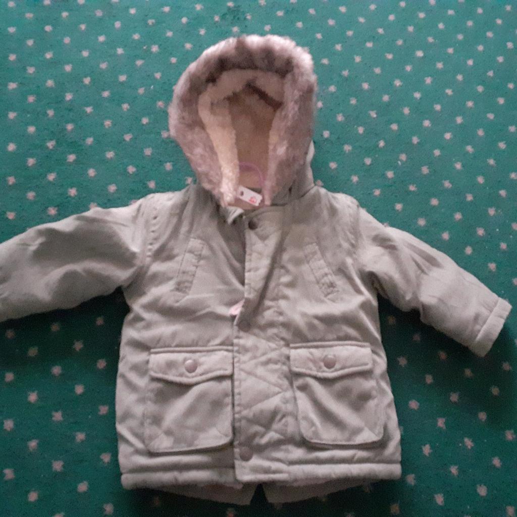Sage green hooded jacket
has 2 front patch pockets
fleece lined with faux fur round hood

In good worn condition
FROM SMOKE & PET FREE HOME
LISTED ELSEWHERE
COLLECTION B31 OR B32 OR B14