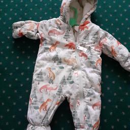 Cream hooded Snowsuit with animal design
Fleece lined & zip fastening 
FROM TU clothing 
In good worn condition 
FROM SMOKE & PET FREE HOME 
LISTED ELSEWHERE 
COLLECTION B31 OR B32 OR B14
