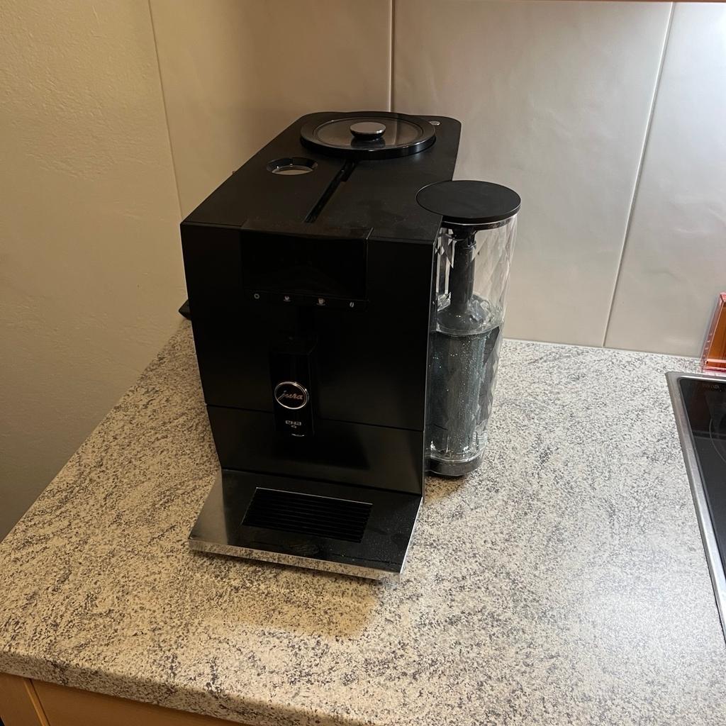 Verkaufe eine Vollfunktionale Jura Kaffeemaschine Ena 4.

Wurde nur wenige Male verwendet. Maschine kann mit ganzen Bohnen oder mit gemahlenen Kaffee verwendet werden .

Wasserfilter wurde erst vor kurzem gewechselt.

Neupreis ist bei 599,99€