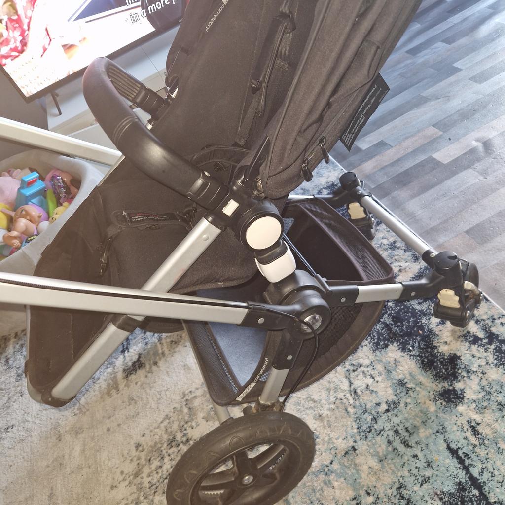 Good condition, some signs of wear such as peeling on the leather handlebars bar covers (these can be replaced as bugaboo sell handlebar covers) which is reflected in price. Seat unit, Bassinet, cup holder and rain cover included. Need gone ASAP so will accept sensible offers.