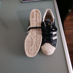Adidas Superstar gr. 43 1/3, schwarz/ weiß.
Hab die Schuhe erst 1 mal getragen.