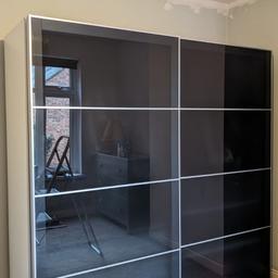 Hi
IKEA PAX / MEHAMN wardrobe with glass sliding doors in very good condition ! 200x66x201 cm