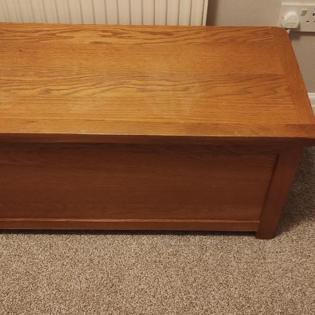 H:42.5cm W:87cm D:42.5cm

Solid wood storage trunk is very versatile and can be used as a blanket box, toy chest, or ottoman. finished in a lightly waxed real oak top. in good condition.
