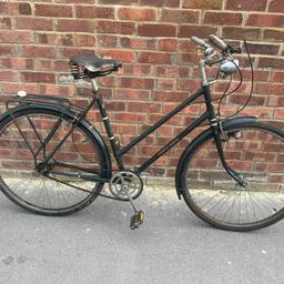 Retro Vintage Road City Bike Robin Hood Bicycle NEED FIXING 

The Wheel Are Working Fine, The Rear Derailleur Need Fixing, The Brake Need To Be Done Up, The Gear Need To Be Fixed 

Size Frame TBC Size 

Wheel 26inch 

Collection South London SW16 Norbury